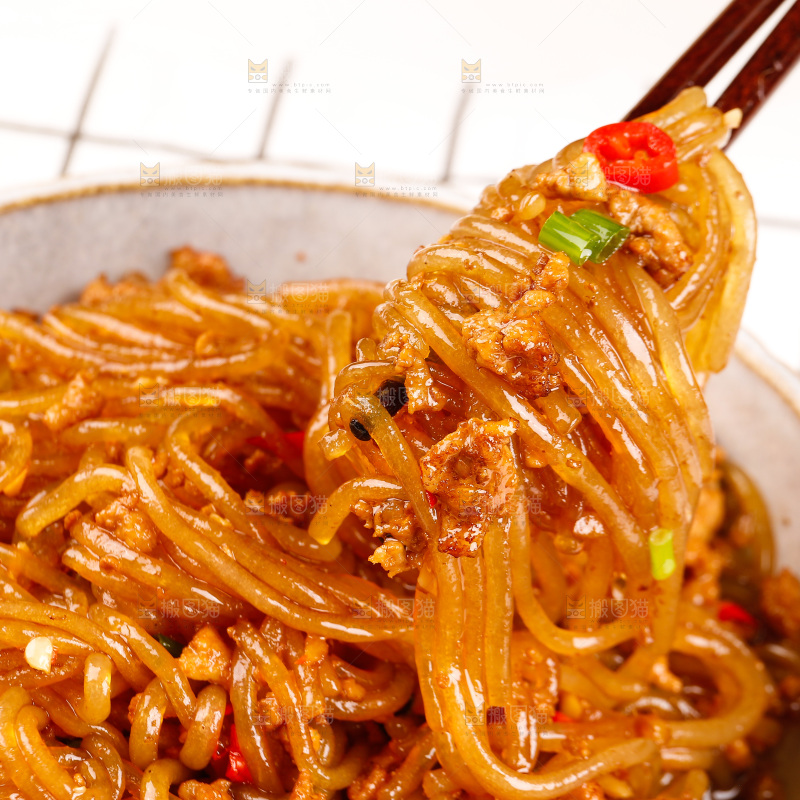 筷子上夹着炒粉条