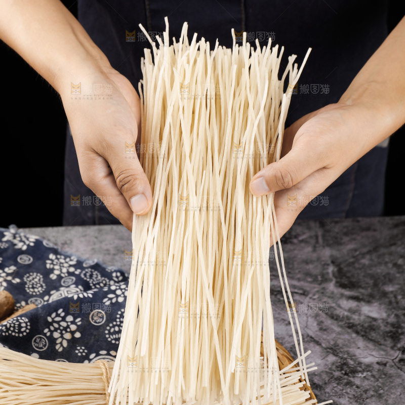 手里拿着葛根粉条