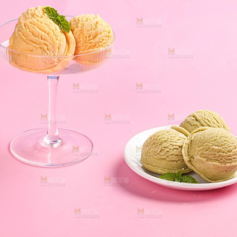 玻璃杯里的冰淇淋球