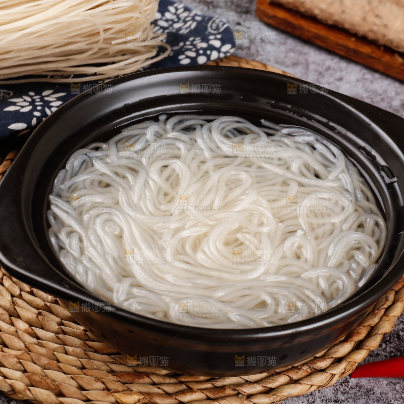 碗里泡着的葛根粉条