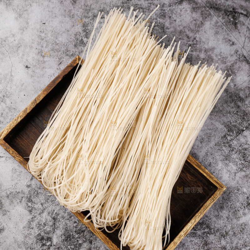木盘里的野生葛根粉条