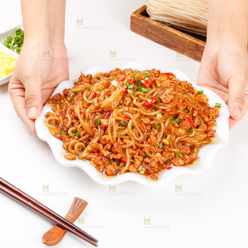 手端着一盘肉末粉条