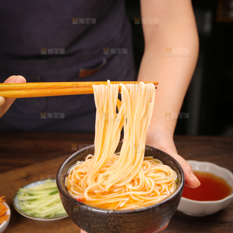 筷子夹着东北冷面