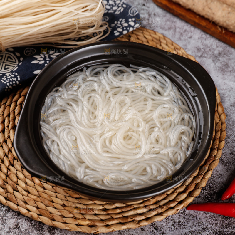 碗里泡着的葛根粉条