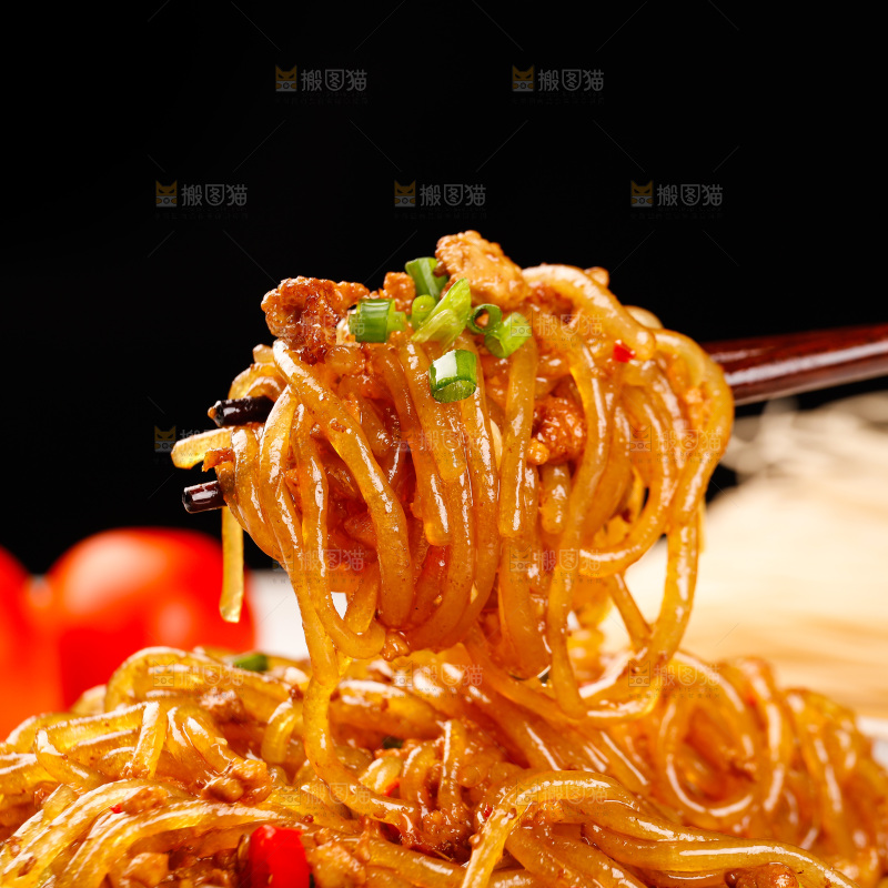 筷子上夹着炒粉条