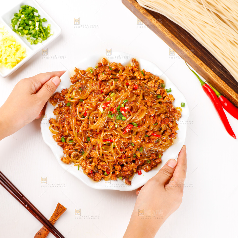 手端着一盘肉末粉条