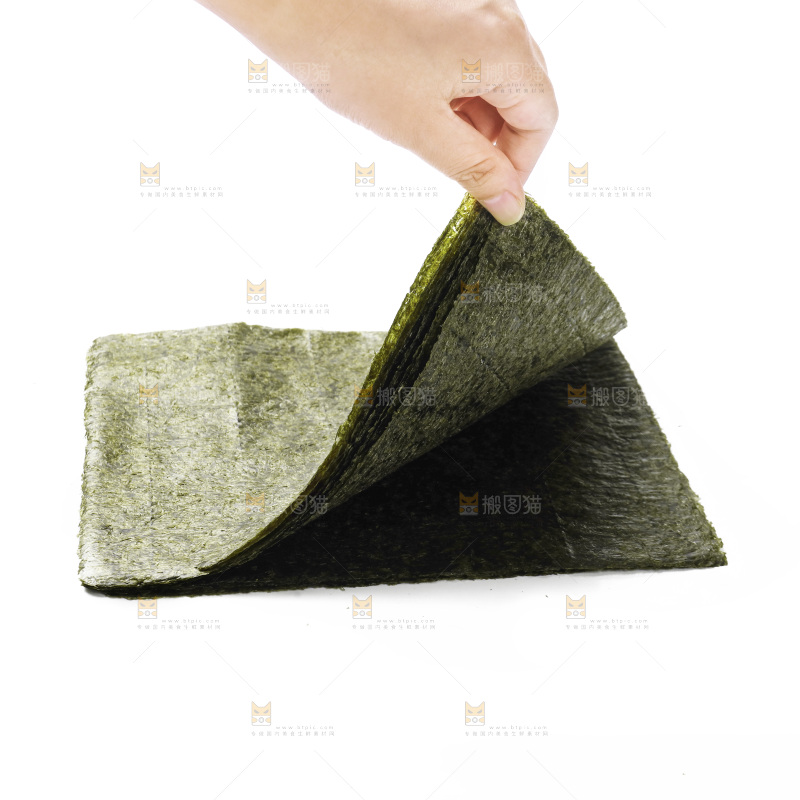 手拿着寿司海苔片