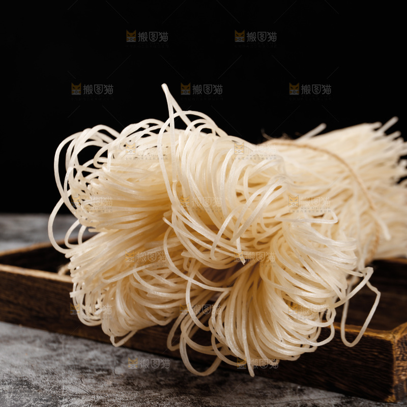木盘里的野生葛根粉条