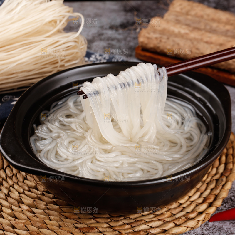 筷子上夹着泡发的葛根粉条