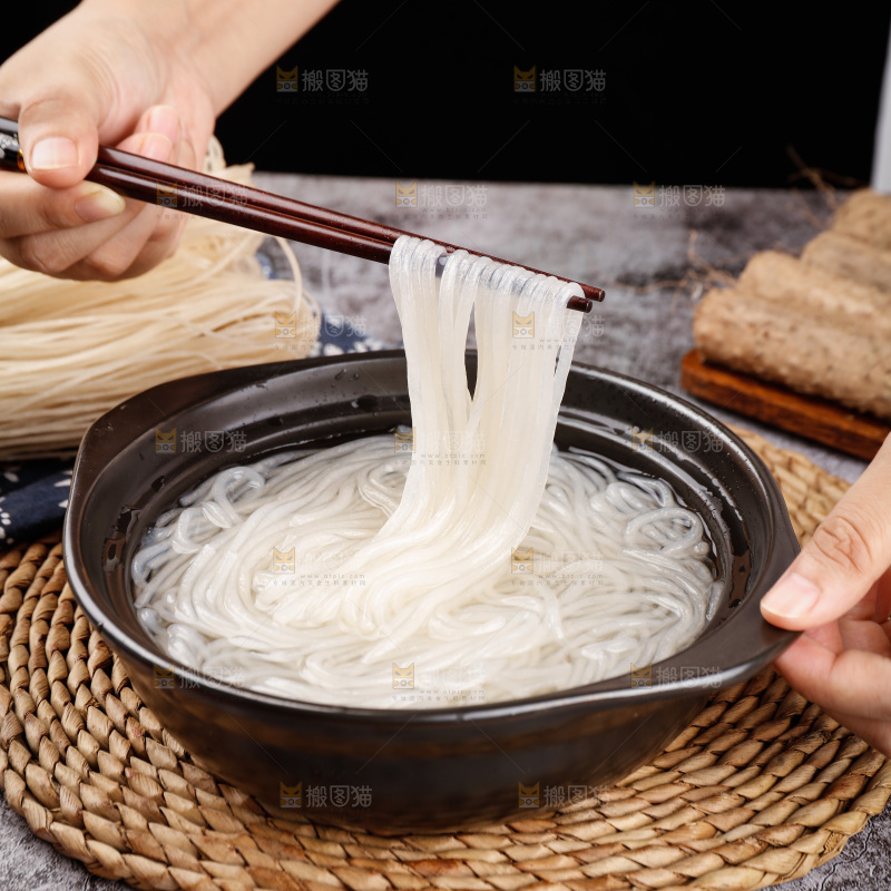 筷子上夹着泡发的葛根粉条