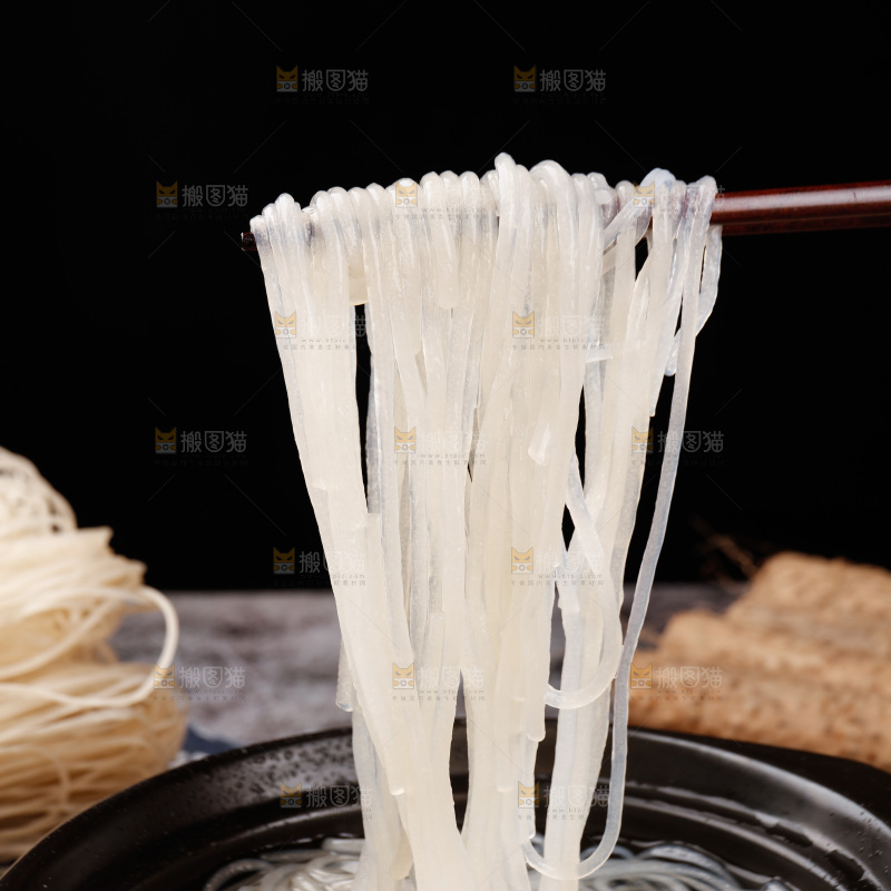筷子上夹着泡发的葛根粉条