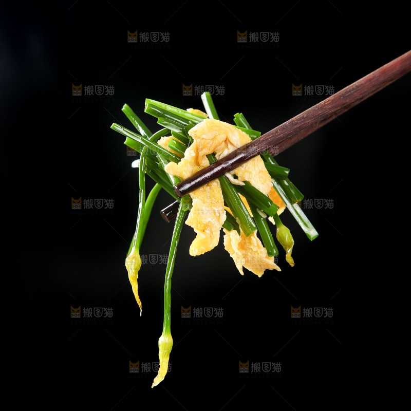 筷子上夹着韭菜苔炒鸡蛋