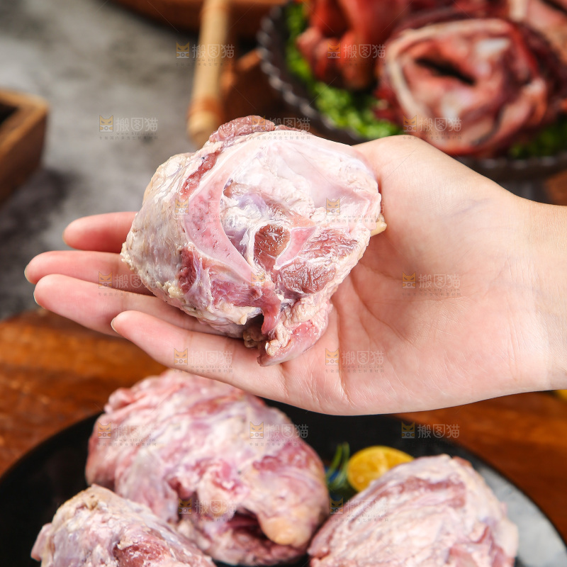 手里拿着猪脆骨肉