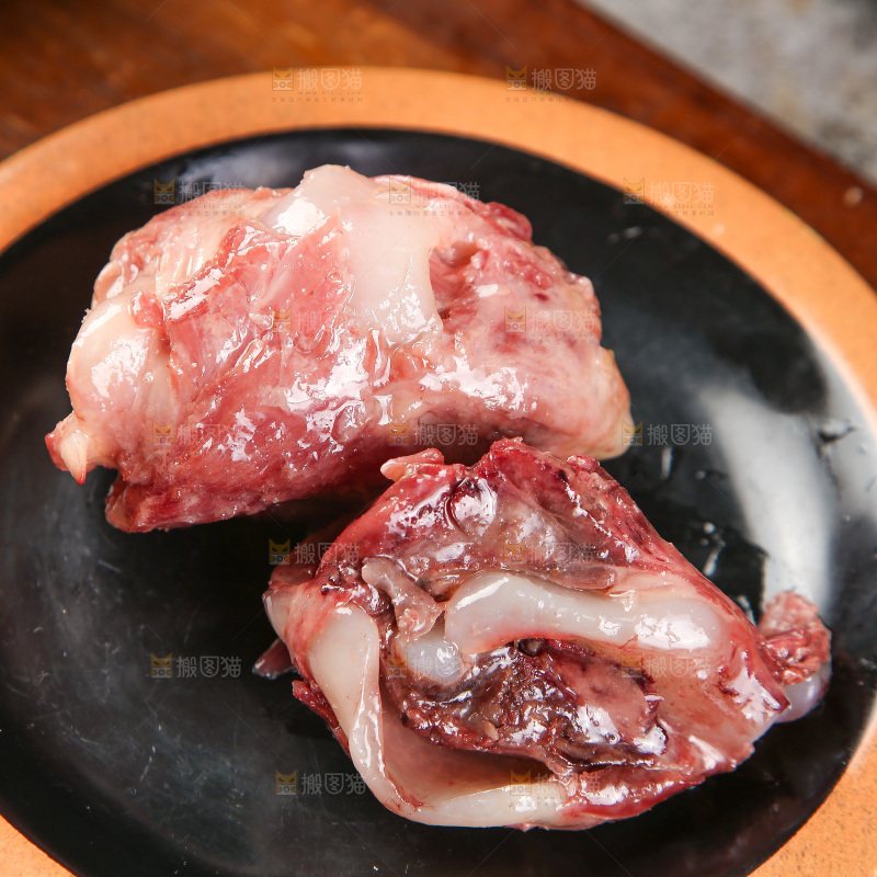 盘子里的煮脆骨肉