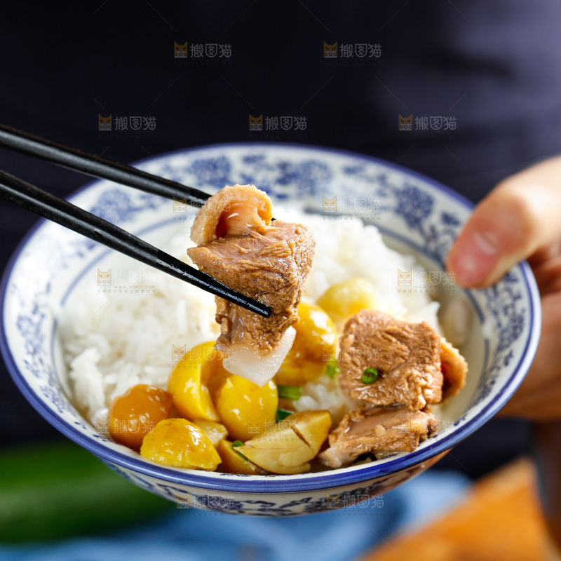 筷子上夹着板栗鸡肉