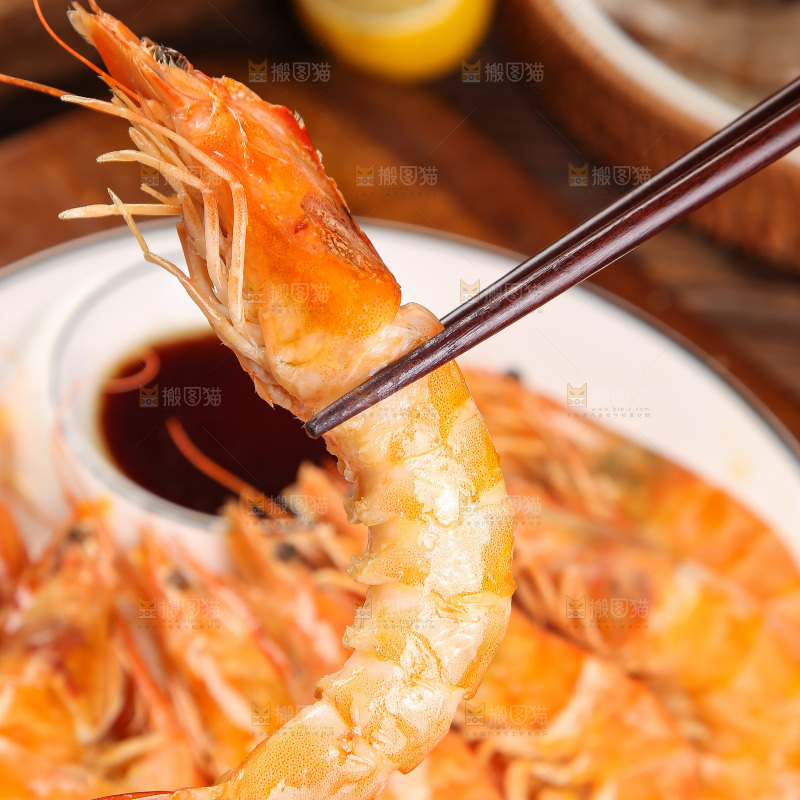 筷子上夹着清蒸大虾