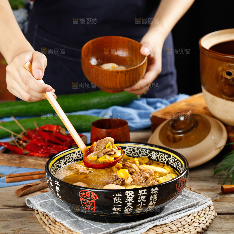 勺子里舀着板栗炖鸡