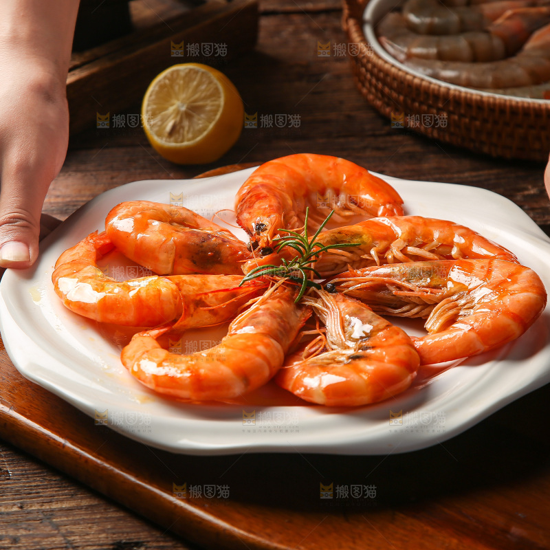 手端着一盘大虾
