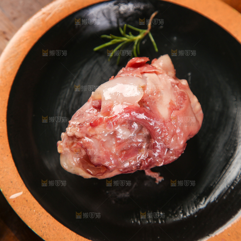 盘子里的煮脆骨肉