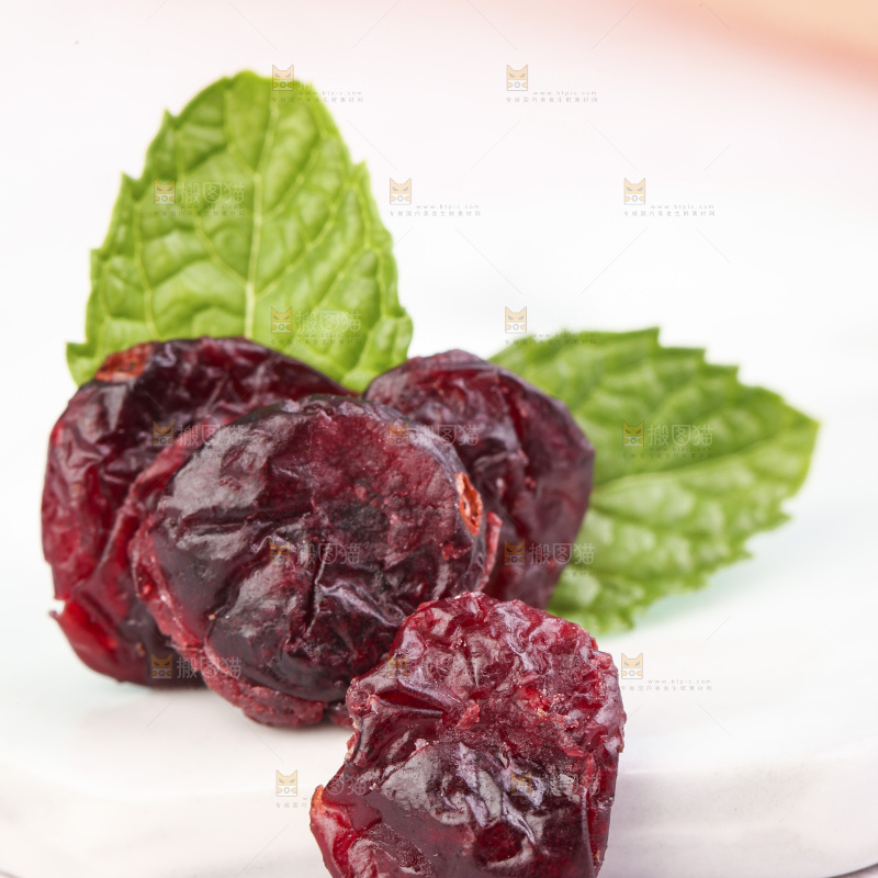 白底上放着蔓越莓果干