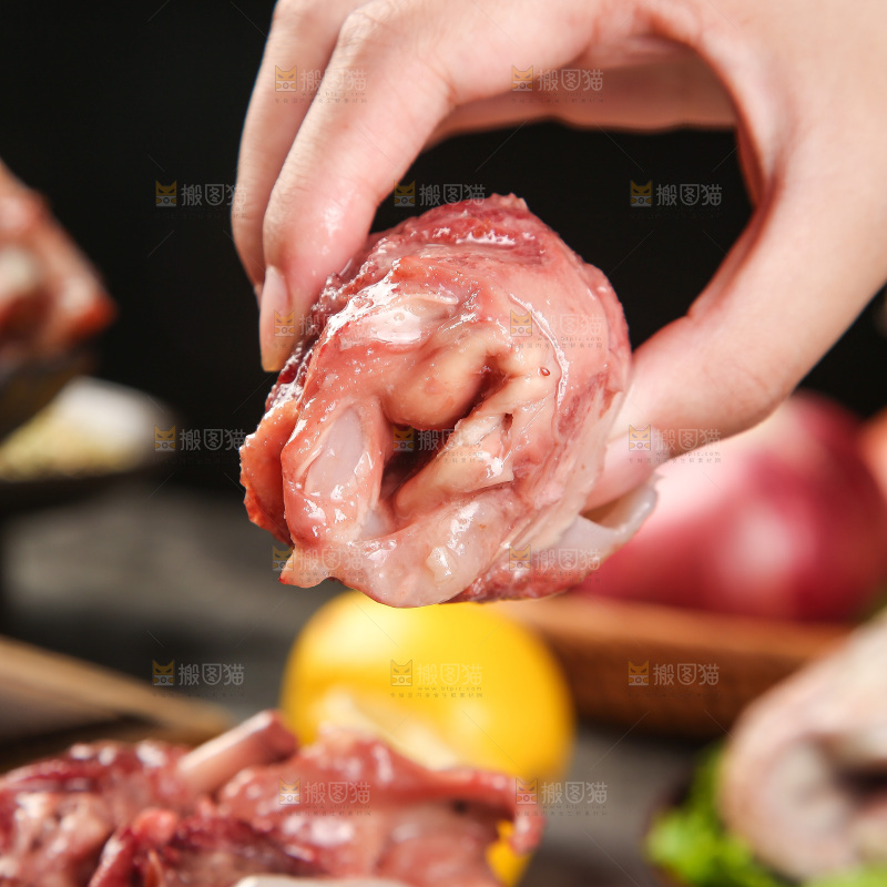 手里拿着水煮脆骨肉