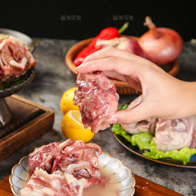 手里拿着水煮脆骨肉