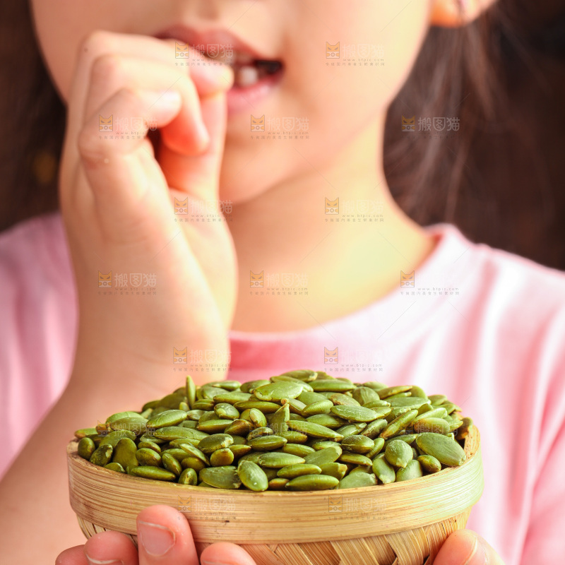 女孩正吃着南瓜子仁