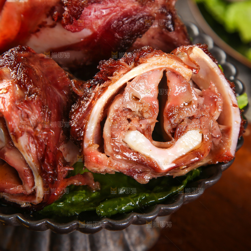 盘子里的酱香脆骨肉