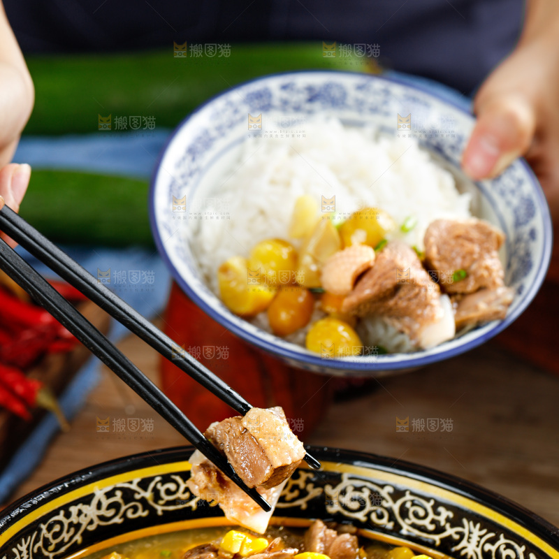 筷子上夹着板栗鸡肉