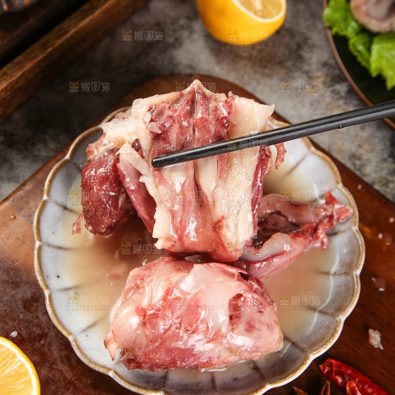 筷子上夹着脆骨肉