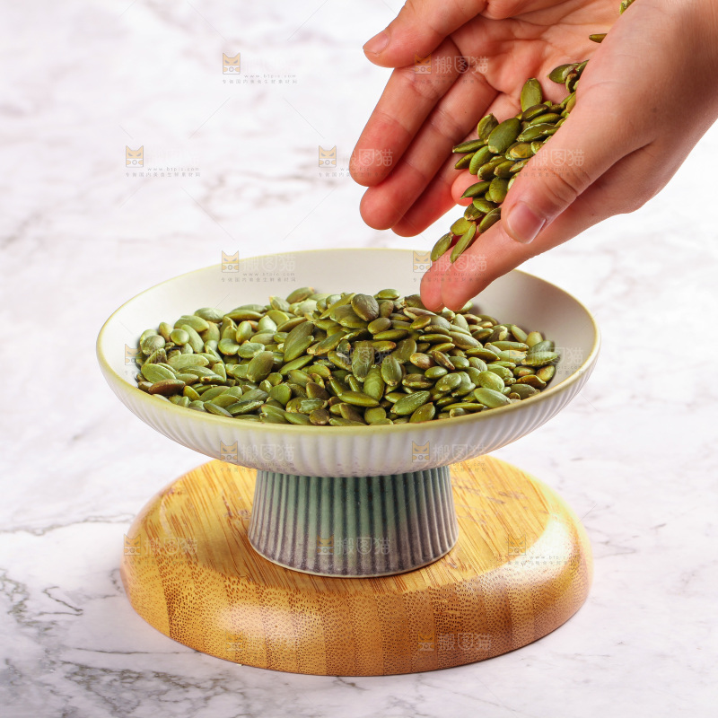 盘子里的纸皮南瓜子