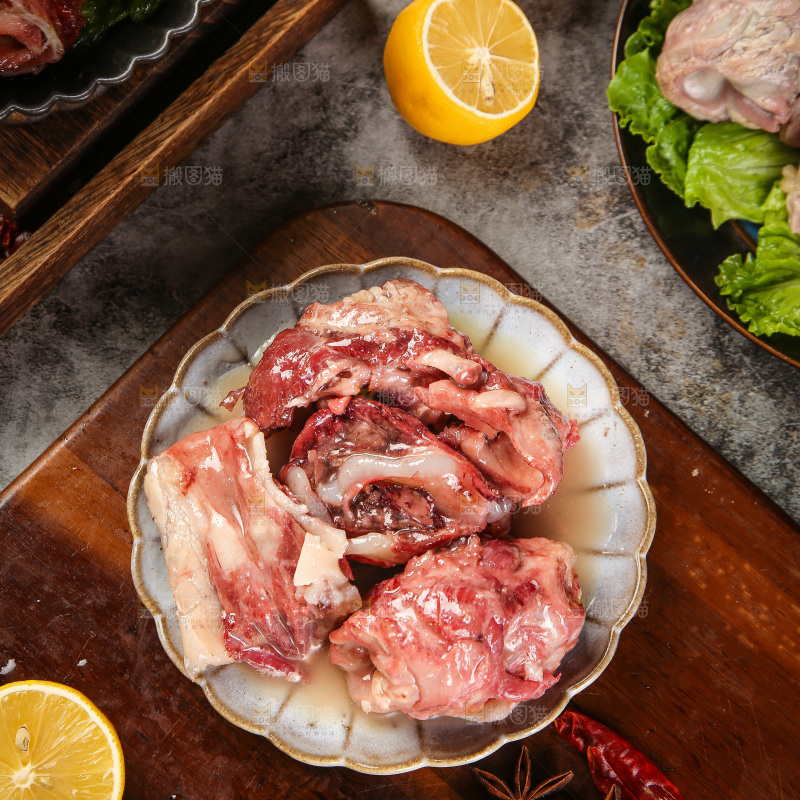盘子里的煮脆骨肉