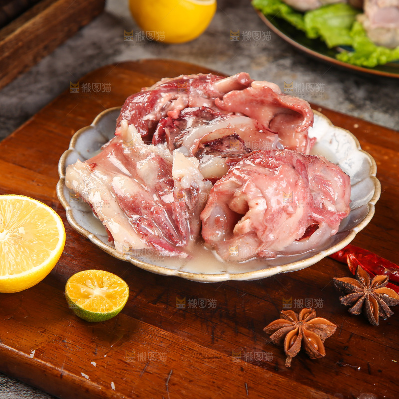 盘子里的煮脆骨肉