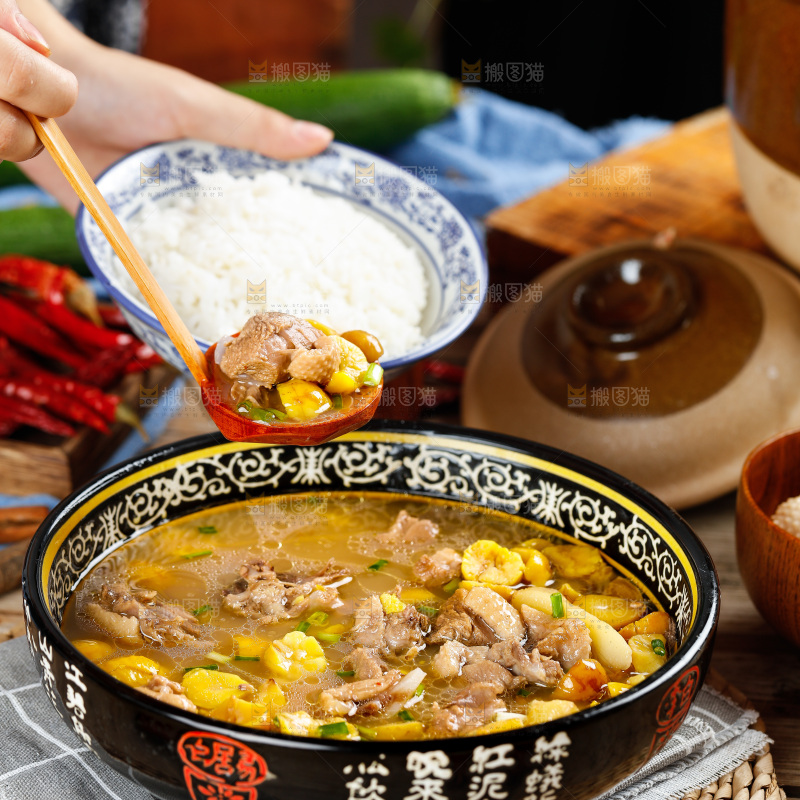 勺子里舀着板栗炖鸡