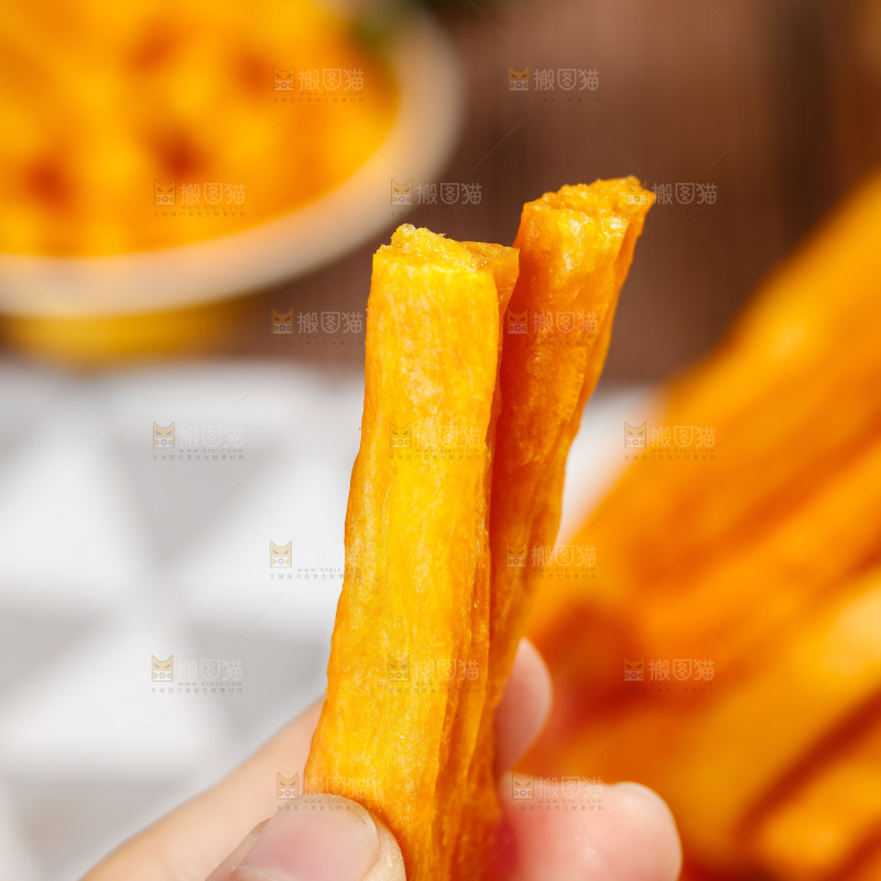 手里拿着红薯脆干