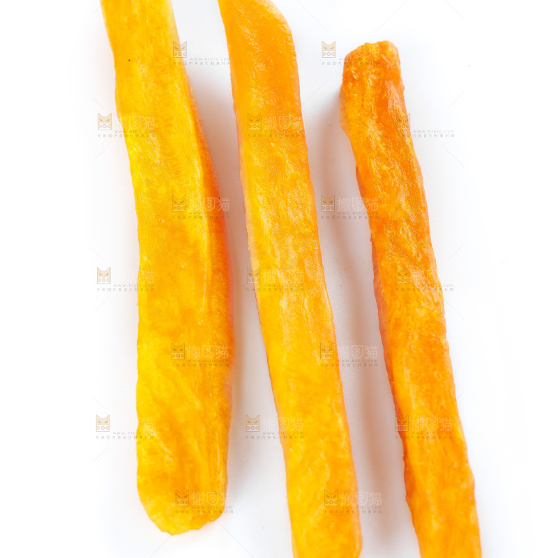 白底上摆放着的红薯干