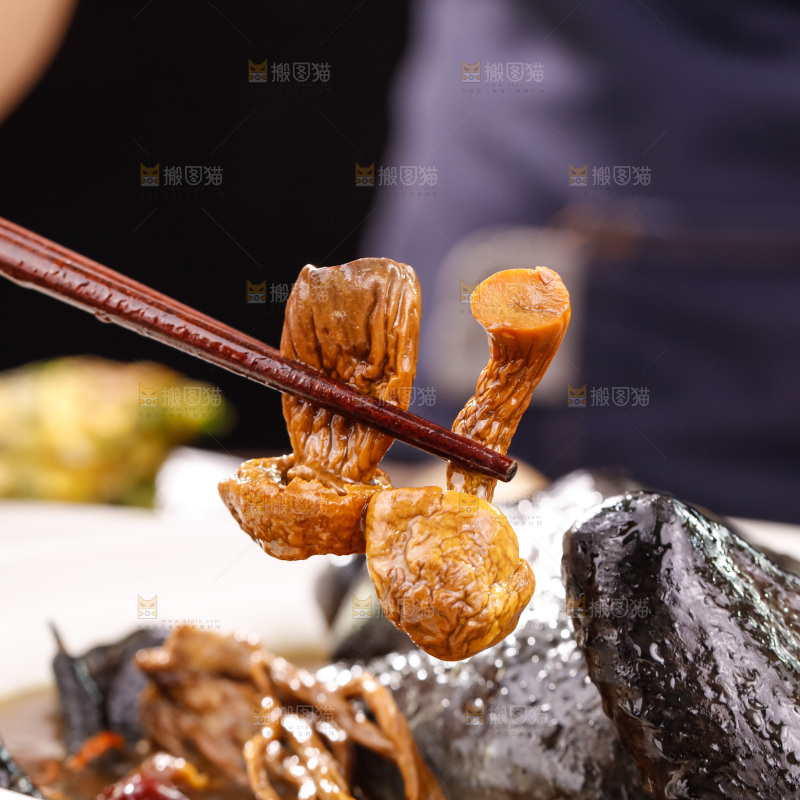 筷子上夹着姬松茸