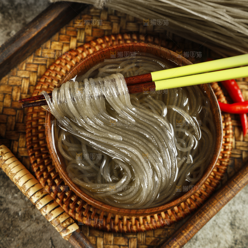 筷子上夹着红薯粉