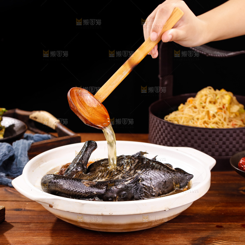 勺子上舀乌鸡汤