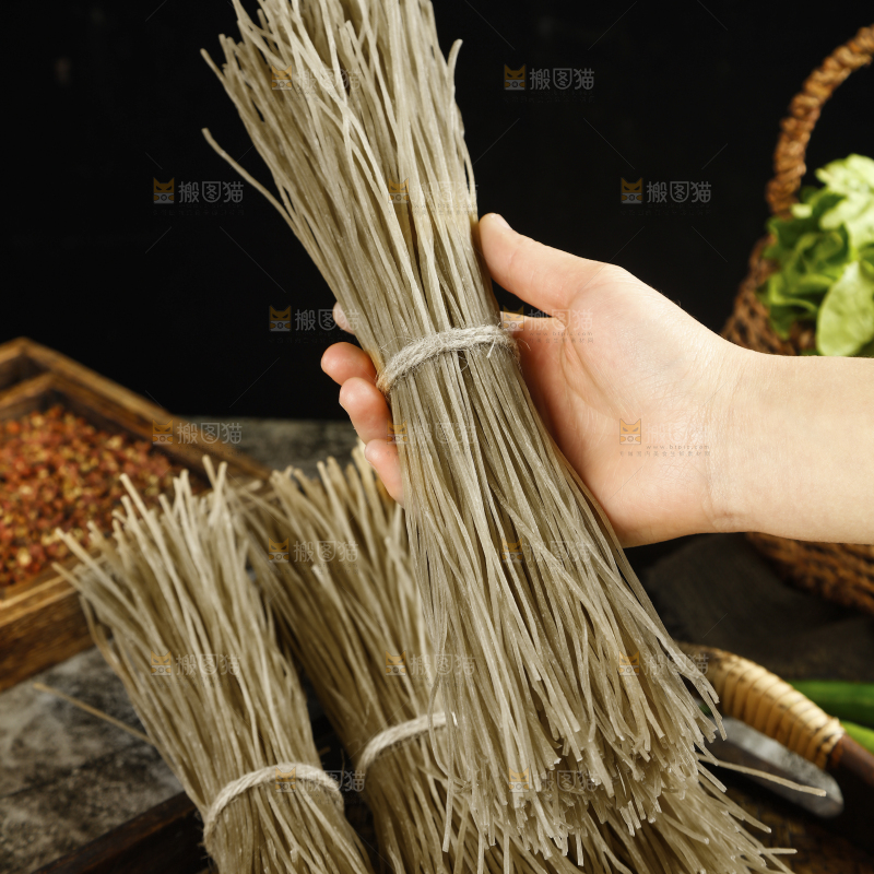 手里拿着红薯粉条