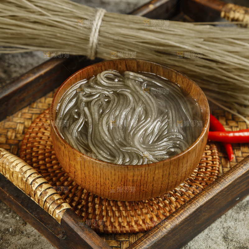 木盘里的泡发四川红薯粉
