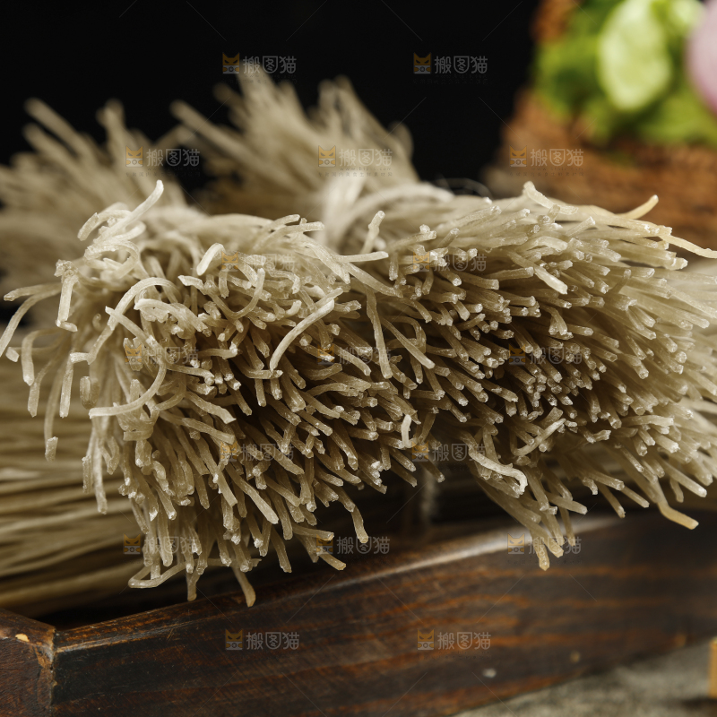 木盘里的四川红薯粉