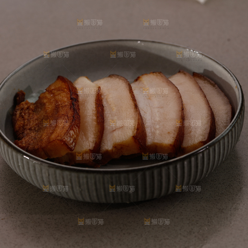 深底上的一盘扣肉