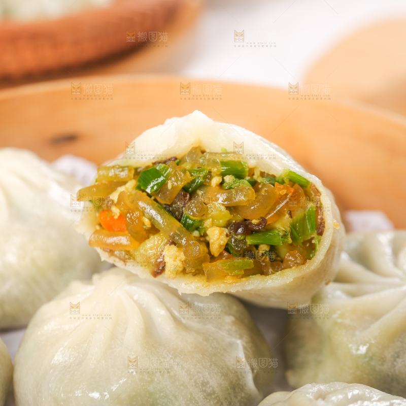 蒸笼里的粉丝包子