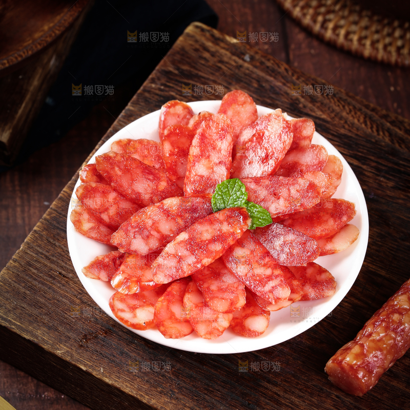 木底上的一盘广味腊肠