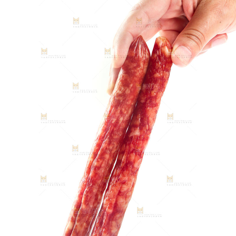 手里拿着广味腊肠
