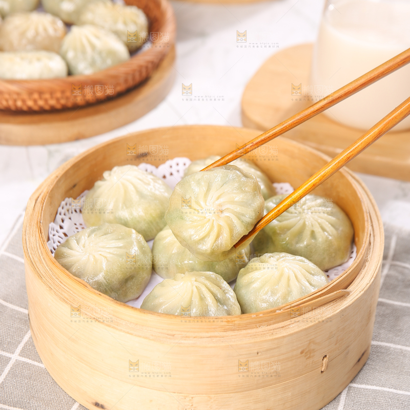 筷子上夹着小笼包