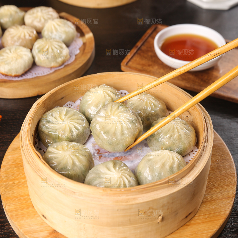 筷子上夹着粉丝包子