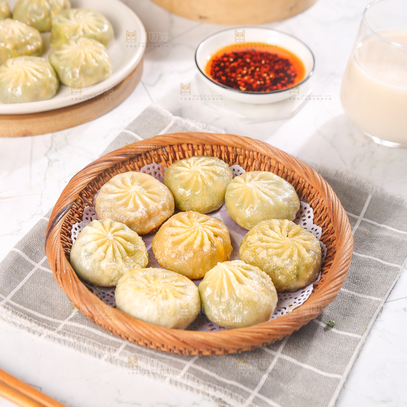 格子布上的一篮小煎包