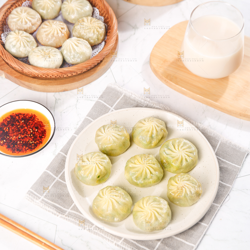 格子布上的一盘小包子